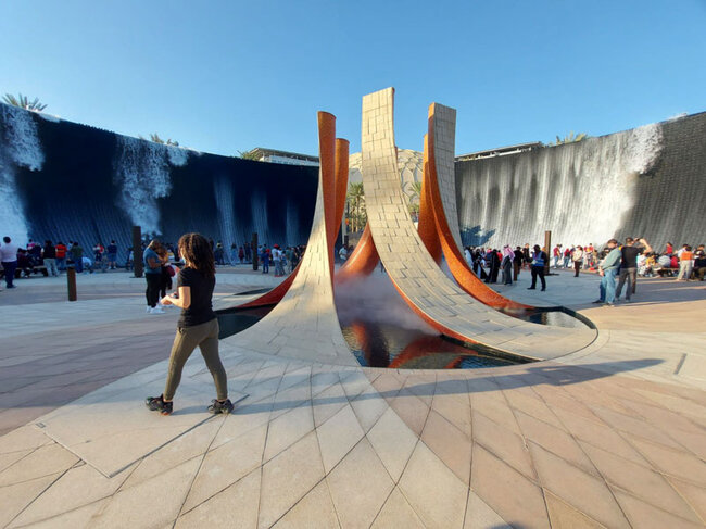 Instalacja fontanny w kształcie elementu wodnego na Expo 2020 w Dubaju, z monumentalną, wielopoziomową fontanną w centralnej części.
