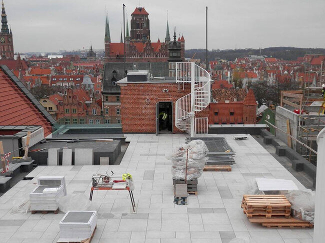 Taras wentylowany na dachu z widokiem na miasto na wspornikach regulowanych solver