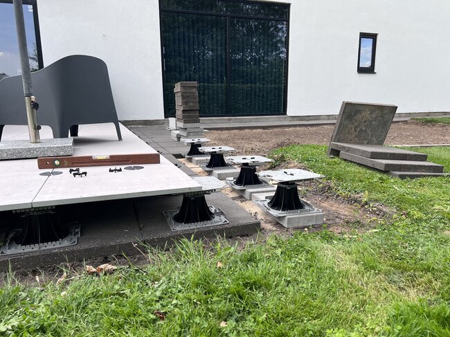 Podniesiony taras wentylowany na wspornikach modernizacja prywatnego domu w danii 6