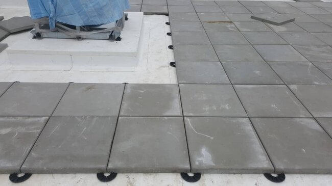 Płyty betonowe na tarasie wentylowanym na dachu płaskim