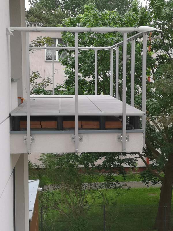 Widok od boku balkonu ze wspornikami jeszcze przed wykończeniem