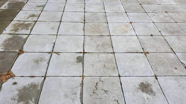 Płyty betonowe ułożone na tarasie ventilowanym