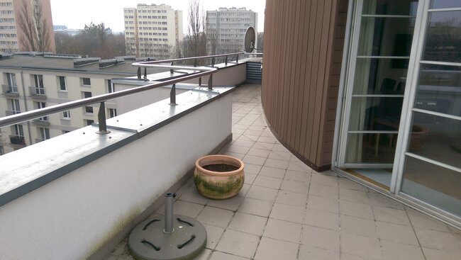 Taras wentylowany z płyt ceramicznych na wspornikach regulowanych