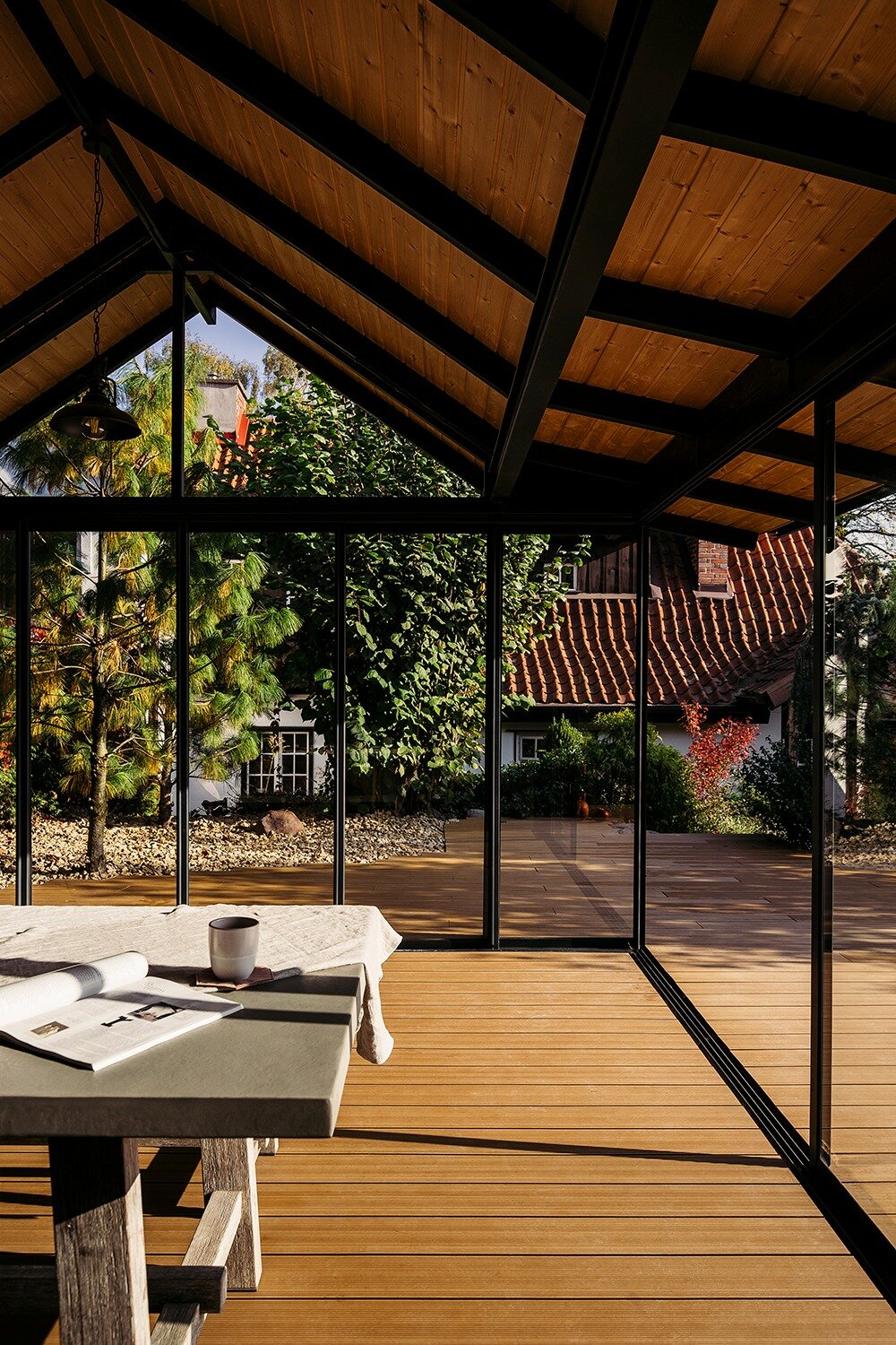 Drewniany taras z widokiem na rzekę i zabytkową architekturę