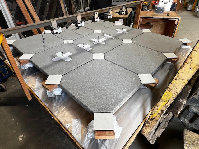 Zdjęcie tarasu wentylowanego z płyt ceramicznych 60x60x2 cm na patio osiedla wielorodzinnego.