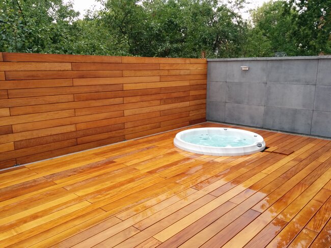 Jacuzzi na tarasie wentylowanym z deskami drewnianymi