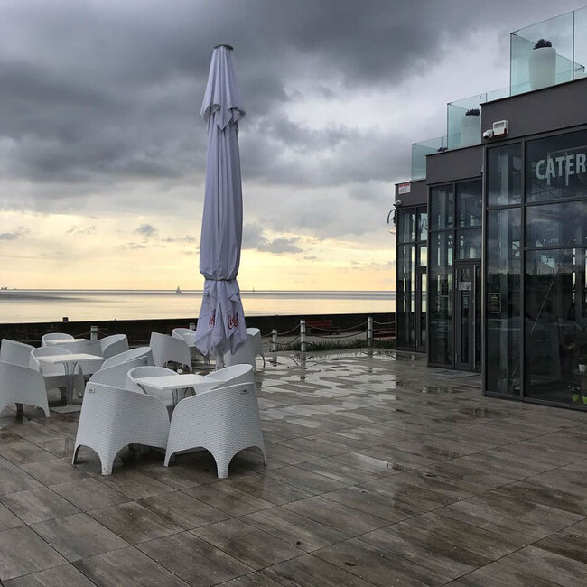 Taras restauracyjny nad morzem z tarasem z płytkami
