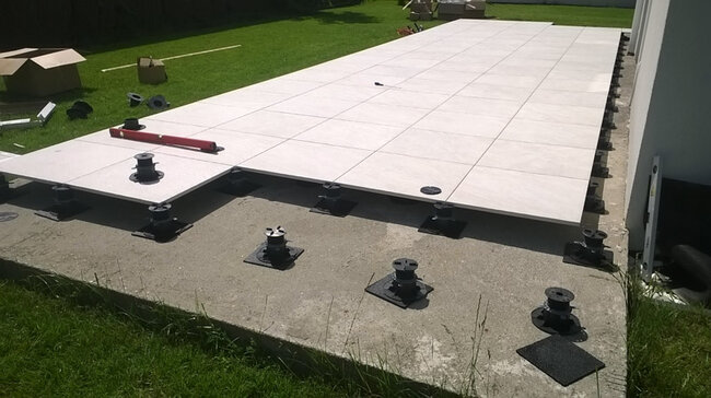 Taras na gruncie na płycie betonowej układane na wspornikach regulowanych