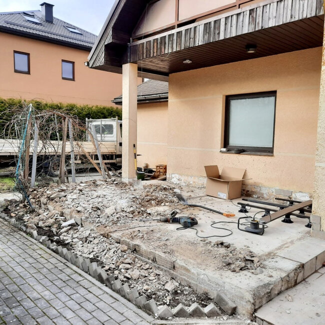 Przygotowanie i rozbiórka podłoża tarasu przed montażem desek kompozytowych na regulowanych wspornikach.